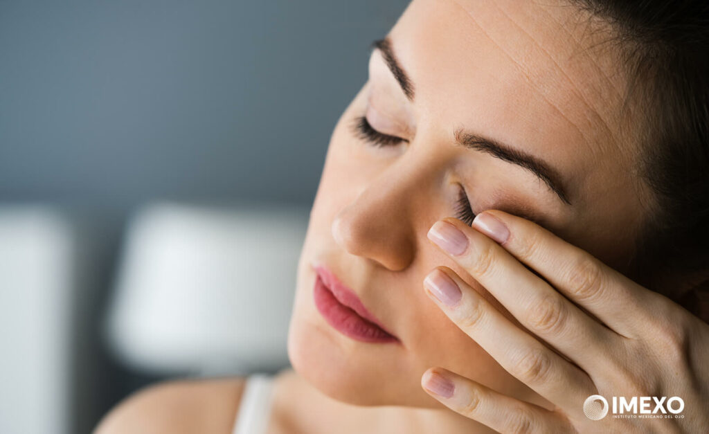 La resequedad en los ojos causa molestias como irritación y fatiga ocular.