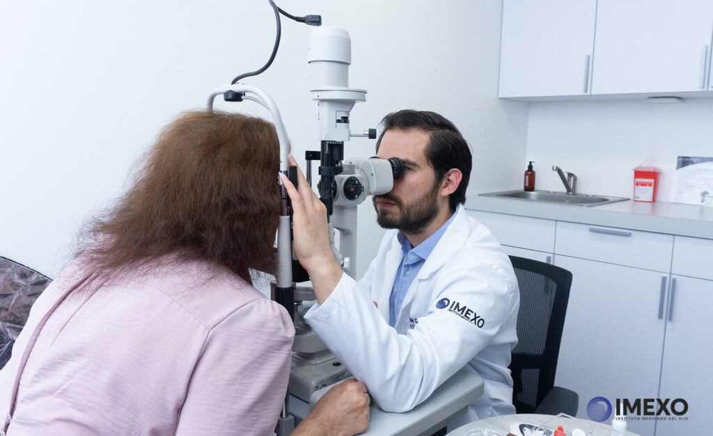 Busca atención médica de un oftalmólogo si experimentas síntomas de ojo seco de manera recurrente. 