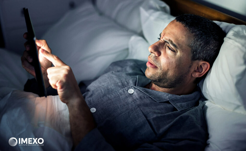 Evita la exposición prolongada a aparatos electrónicos antes de dormir. 