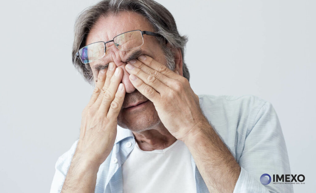 El cansancio suele ser un factor que desencadena la sensación de pesadez ocular. 